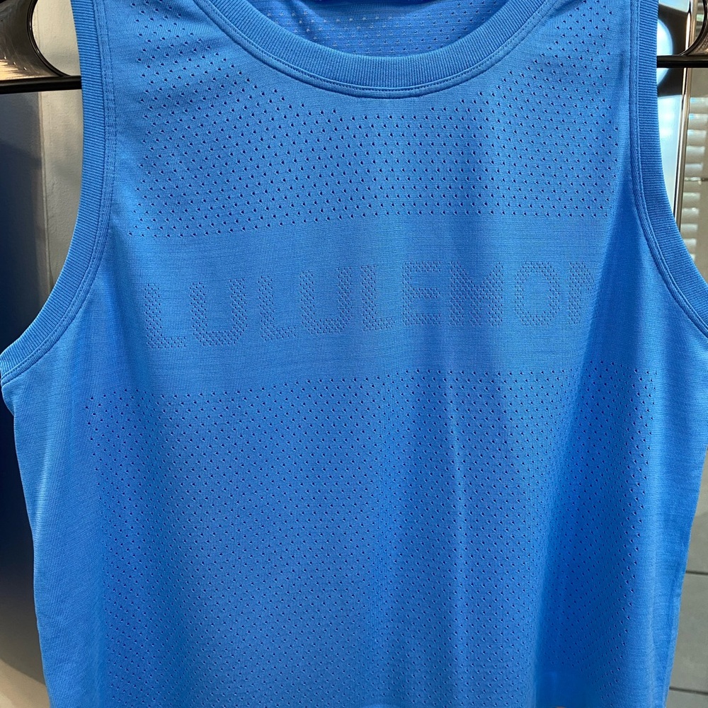 Size 4 lululemon cropped swiftly tech boxy tank in blue. Says LULULEMON